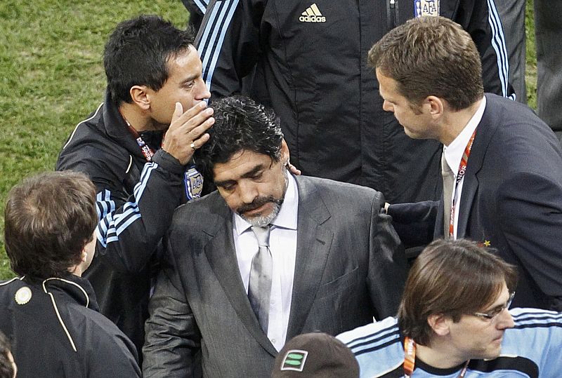 Maradona, con un gesto muy expresivo, abandona el campo tras el final del partido
