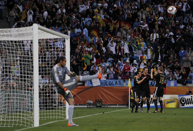 Romero, portero de Argentina, patea el balón tras el 4-0