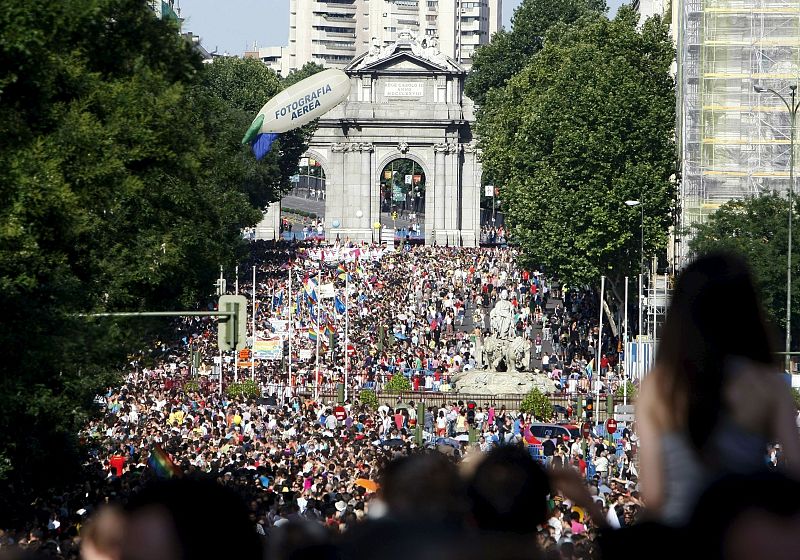 Miles de personas, a la altura de la Puerta de Alcalá, participan en la marcha