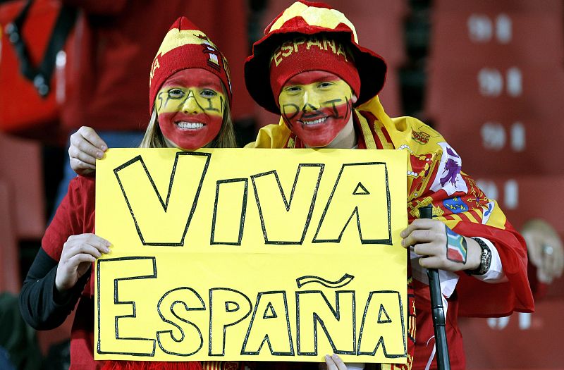 Dos seguidores españoles muestran una pancarta en las gradas del Ellis Park de Johannesburgo antes del partido