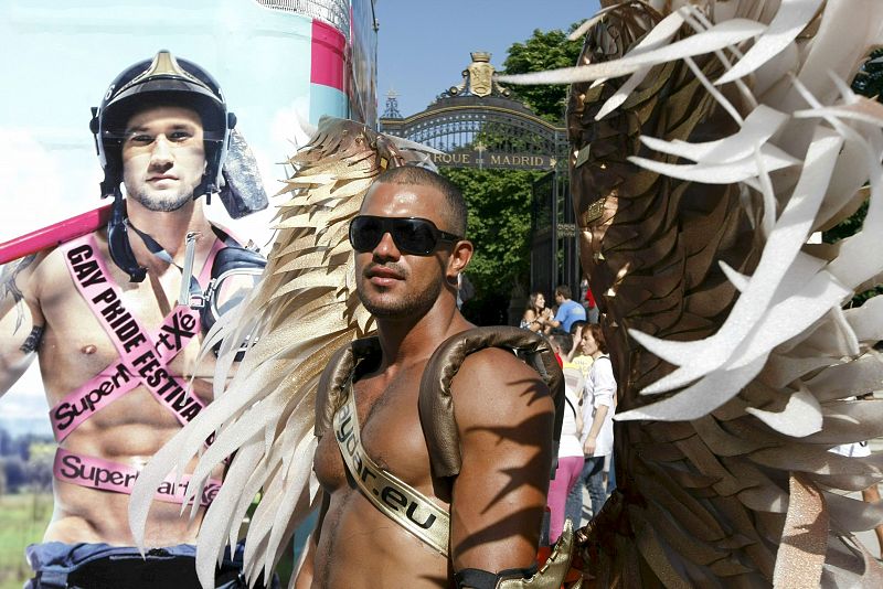 Otro de los asistentes a la marcha junto al cartel de la fiesta de este año