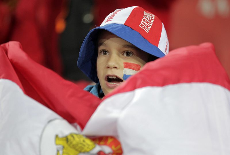 Un niño paraguayo anima a su selección antes del inicio del partido