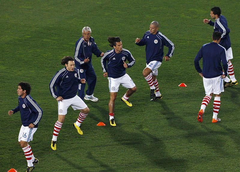 Calientamiento del equipo paraguayo antes de enfrentarse a España en cuartos