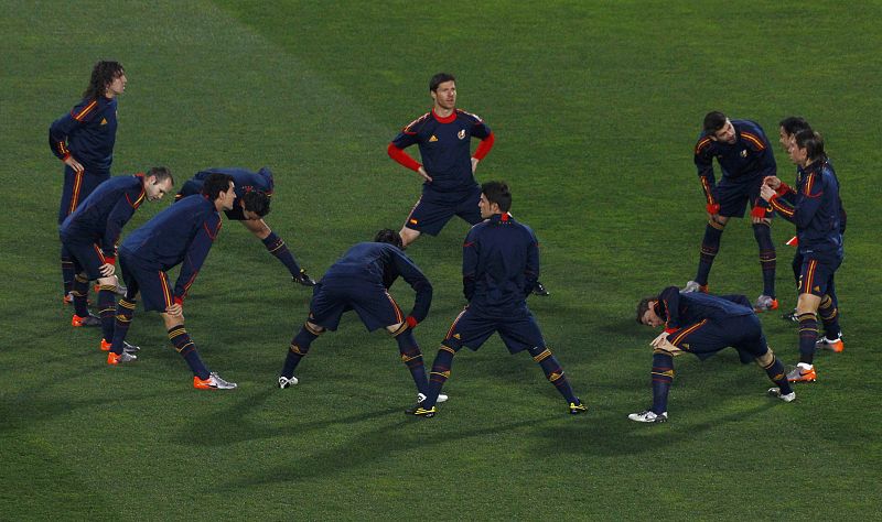 La selección española hace una serie de estiramientos antes del partido