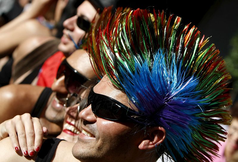 Varios jóvenes vestidos con los colores de la ocasión