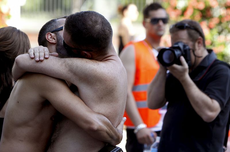 Dos jóvenes se besan durante la marcha