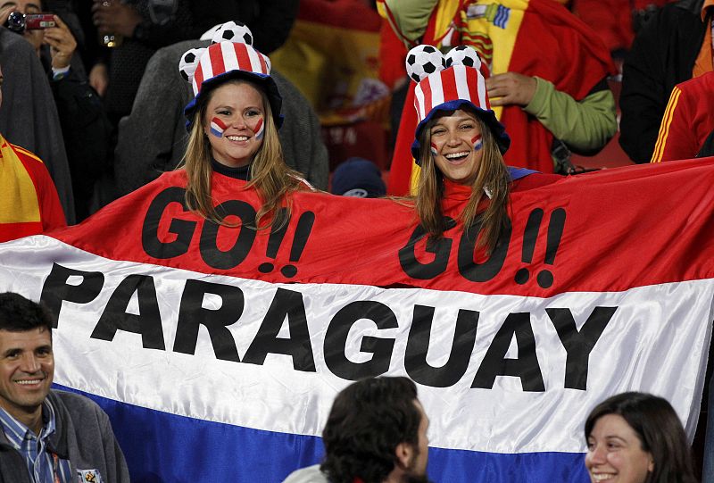 Aficionados de Paraguay animan a su selección en el estadio