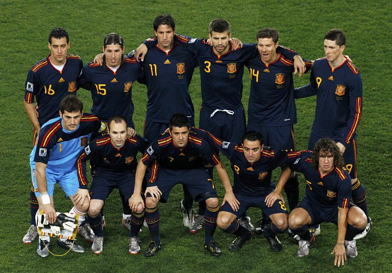 La selección posa para los fotógrafos antes del inicio del partido