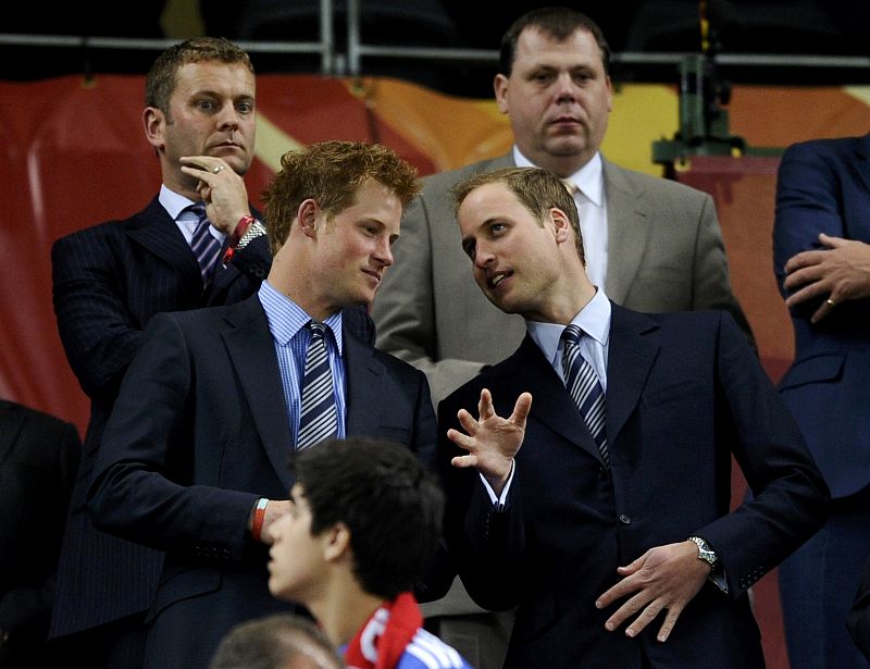 Los príncipes Guillermo y Harry durante el partido Inglaterra- Algeria