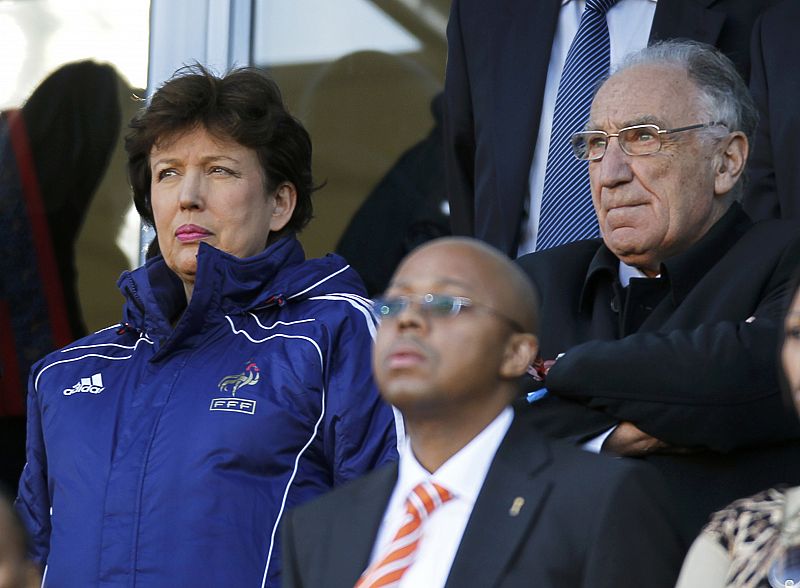 La ministra de deportes francesa, Roselyne Bachelot, y el presidente de la Federación Francesa de Fútbol, durante el partido Francia- Sudáfrica de este Mundial