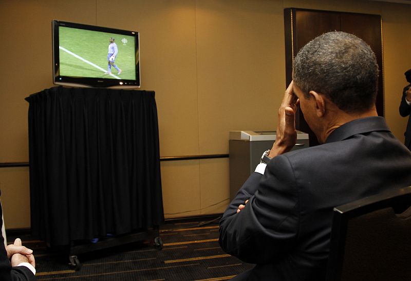 Obama, aunque no ha asistido al campo, no se ha perdido el partido de su país