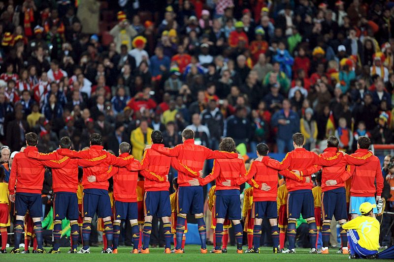 Los jugadores del once inicial de la selección española, durante el himno