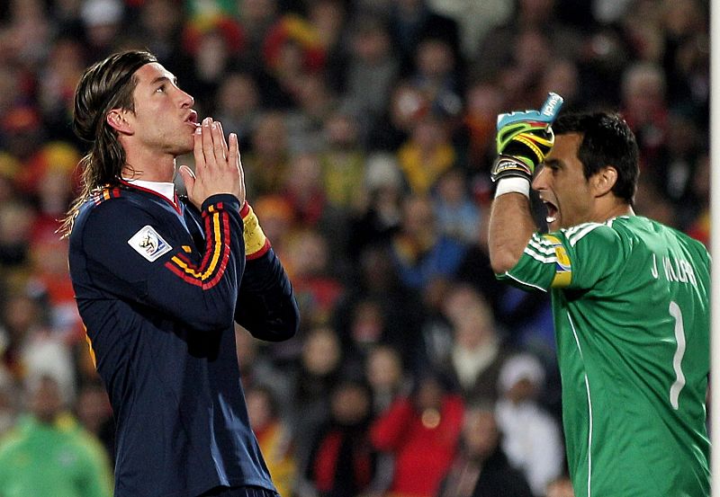 Sergio Ramos se lamenta de una ocasión perdida en la primera parte ante el guardameta paraguayo, Justo Villar