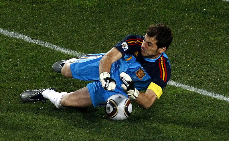 Casillas para el penalti lanzado por Cardozo