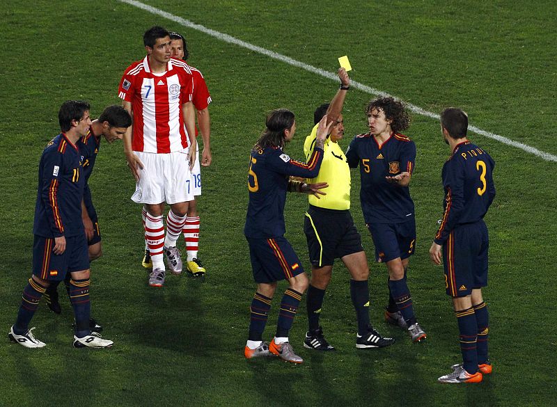 Piqué, amonestado por el árbitro Batres tras cometer penalti