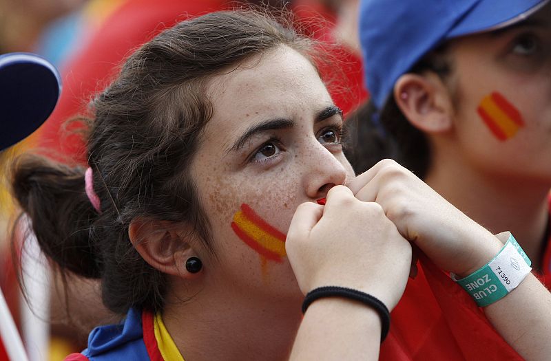 Una aficionada sufre durante el choque ante Paraguay