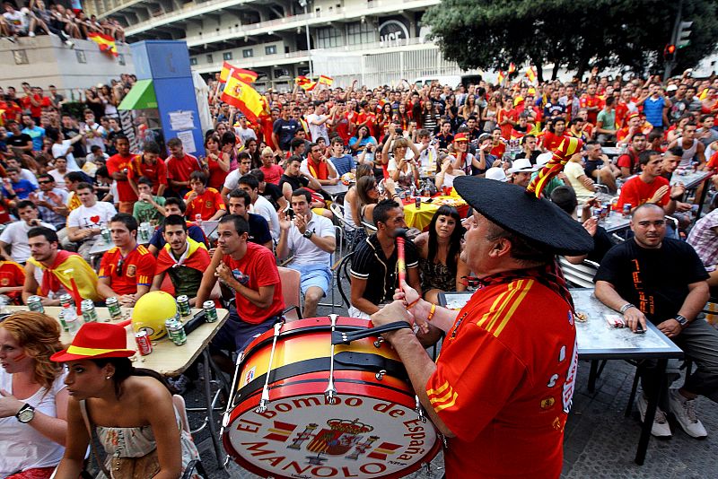 'Manolo el del Bombo' anima a la selección en Valencia