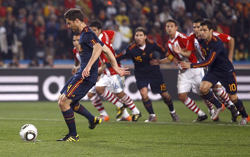 Xabi Alonso tira por primera vez el penalti y marca