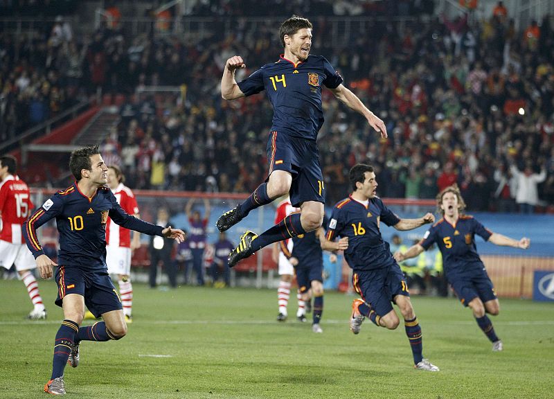 Xabi Alonso celebra el gol, pero el árbitro mandó repetir el penalti