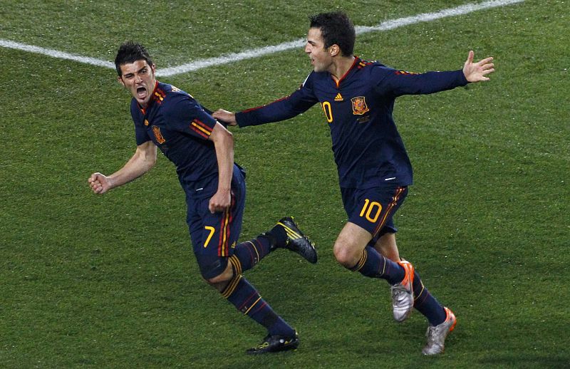 Fábregas y Villa, pichichi del Mundial, explotan de alegría tras el gol