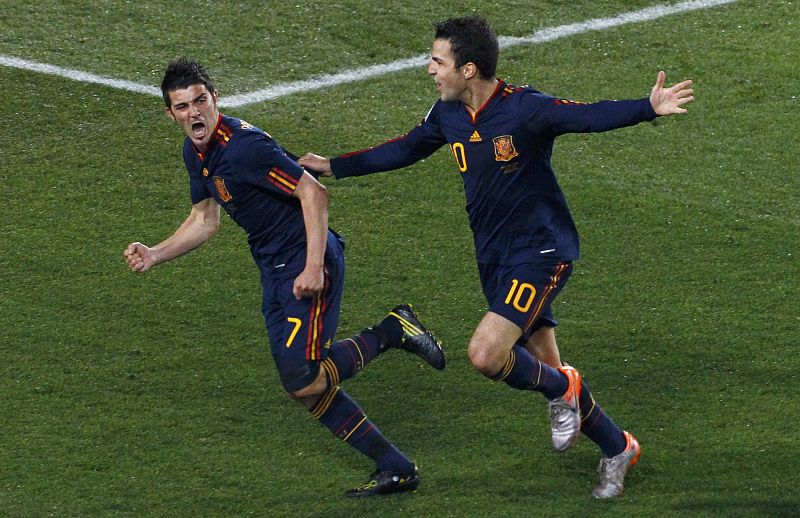 Fábregas y Villa, pichichi del Mundial, explotan de alegría tras el gol