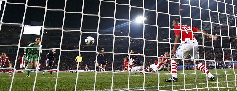 David Villa marca el gol que, a la postre, ha dado el pase a España a las semifinales del Mundial