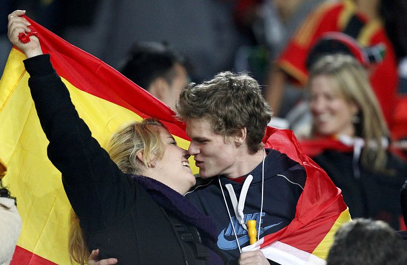 Dos hinchas españoles celebran con un beso el pase de España a semifinales en el Ellis Park