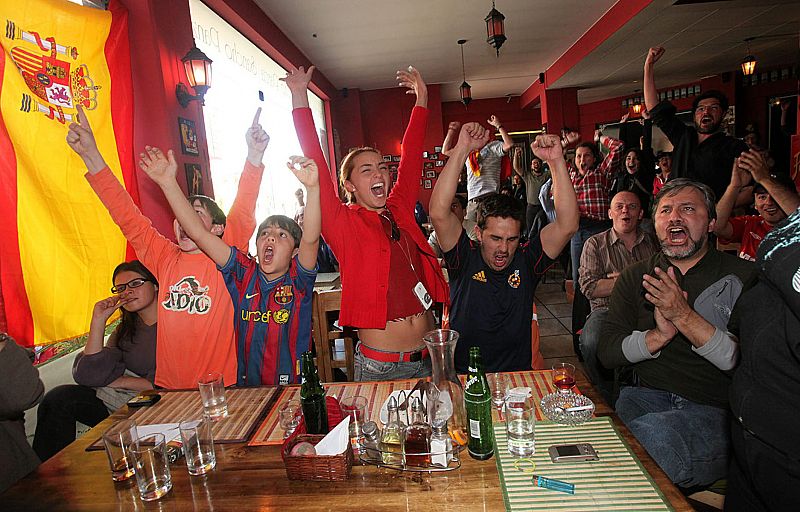 La celebración por el gol de Villa también ha llegado a La Paz (Bolivia), donde un grupo de españoles celebra el tanto