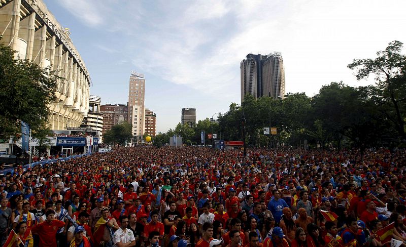 Miles de personas se congregaron en los aledaños del Bernabéu para ver el España-Paraguay