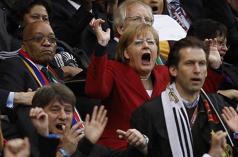 La canciller alemana, Angela Merkel, celebra el cuarto gol de Alemania en el partido de cuartos de final ante Argentina.