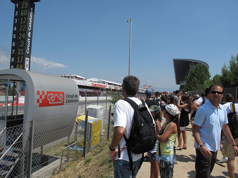 Espectadores observando la tribuna del Circuit.