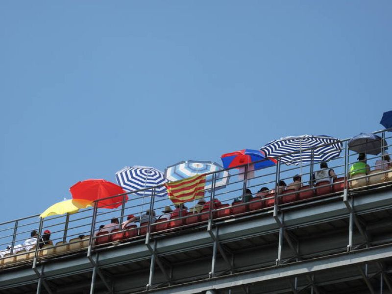  Las sombrillas, las mejores socias de la afición.