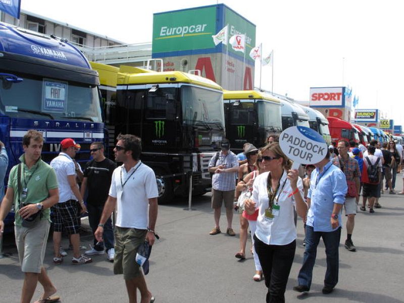 El concurrir de gente por el Paddock es constante.