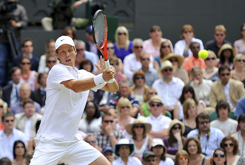 Rafa Nadal empezó muy metido en el partido