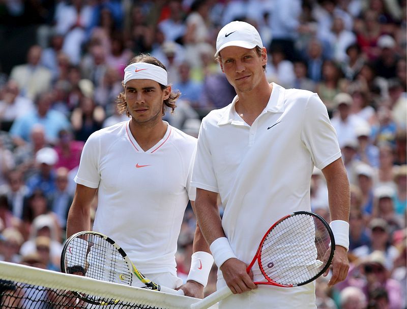 Rafael Nadal (izq) y el checo Tomas Berdych posan para los medios antes de disputar la final