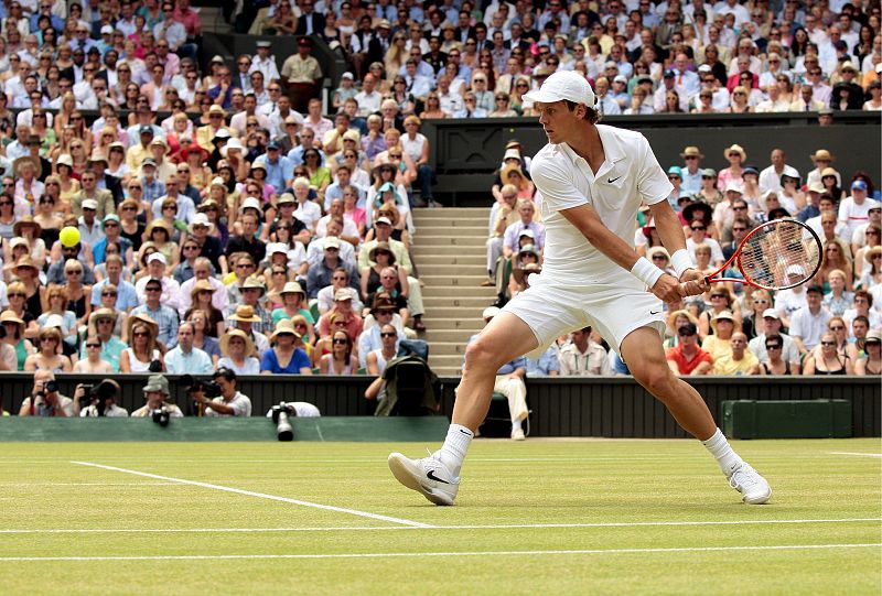 El tenista checo Tomas Berdych también comenzó defendiendo muy bien su servicio