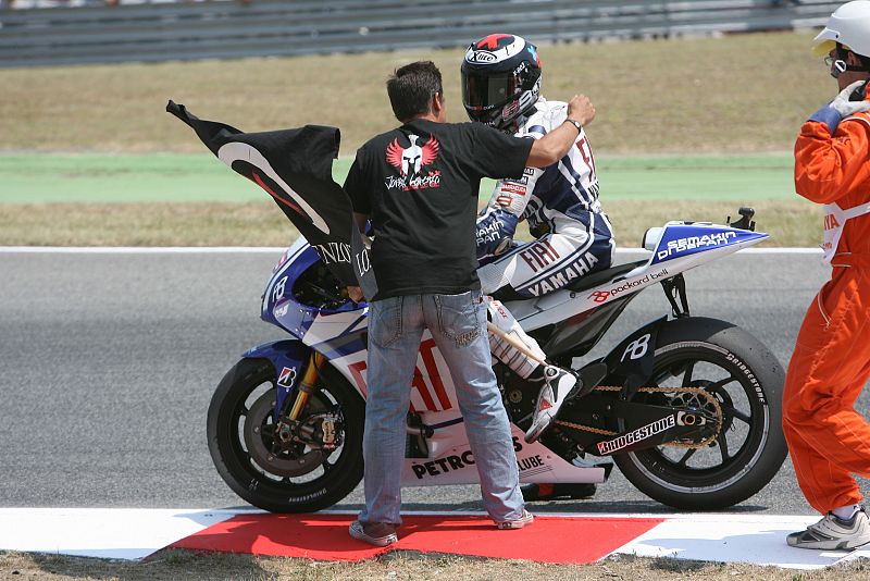 Como era su primera victoria en Montmeló en la categoría reina, ha clavado su bandera "Lorenzo's land".