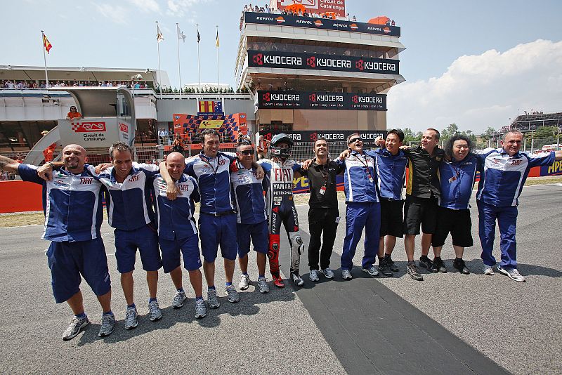 Jorge Lorenzo celebra junto a todo su equipo la victoria en el circuito de Montmeló.