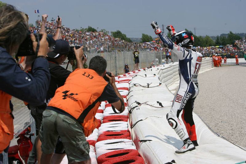 El mallorquín ha querido celebrar su triunfo con los cientos de seguidores suyos que se han acercado a Montmeló.