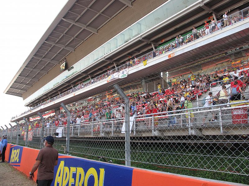 La grada de llegada en Montmeló congregó a miles de aficionados.