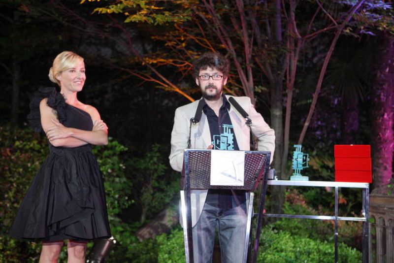  Manuel Solo, ganador del premio al mejor actor el año pasado y miembro del jurado, anuncia el premio a la mejor actriz