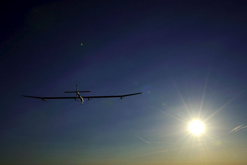 EL AVIÓN PROPULSADO POR ENERGÍA SOLAR INTENTA SU PRIMER VUELO DE NOCHE