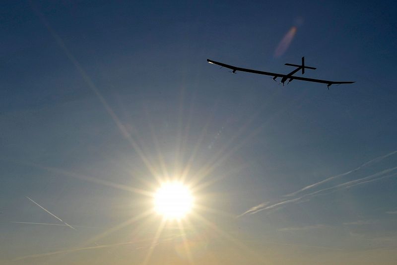 El director ejecutivo de la empresa Solar Impulse, André Borschberg, pilota el avión solar "Solar Impulse" tras su despegue desde el aeropuerto de Payerne (Suiza).