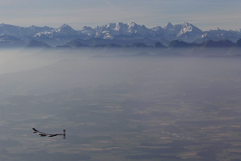 El avión solar "Solar Impulse" sobrevuela los Alpes suizos tras despegar del aeropuerto de Payerne (Suiza)