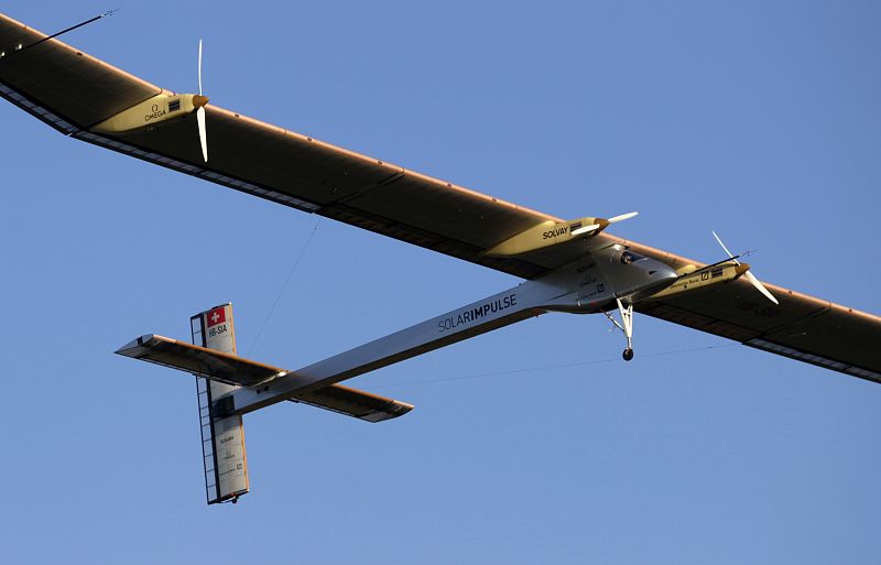 Durante su travesía diurna, el avión recargará sus baterías hasta su nivel máximo, para que cuando los rayos del sol cesen, pueda continuar con su marcha, prevista en este momento a una altitud de 1.500 metros.