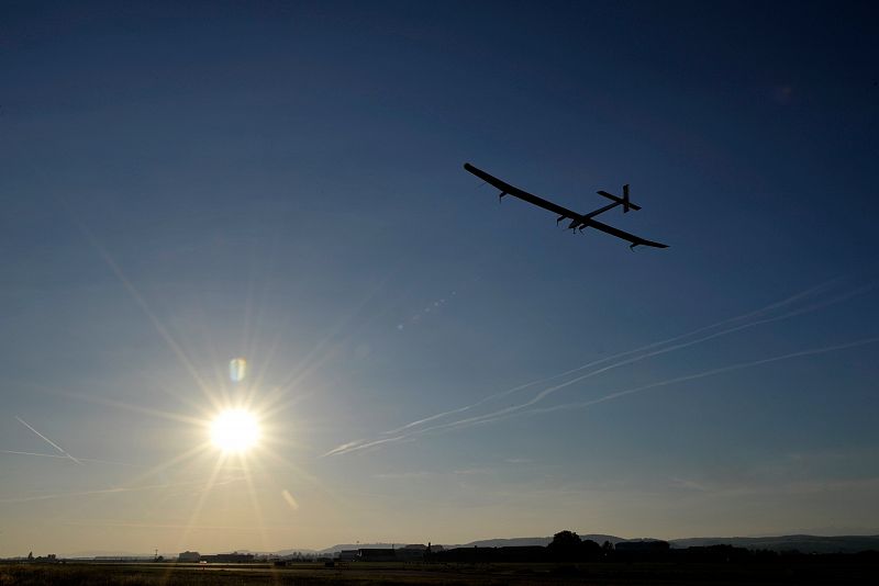 El pasado 1 de julio, el "Solar Impulse" tuvo que posponer su primer vuelo nocturno debido a problemas técnicos que hubiesen impedido el seguimiento desde tierra de parámetros cruciales para la seguridad de la nave y su tripulación.