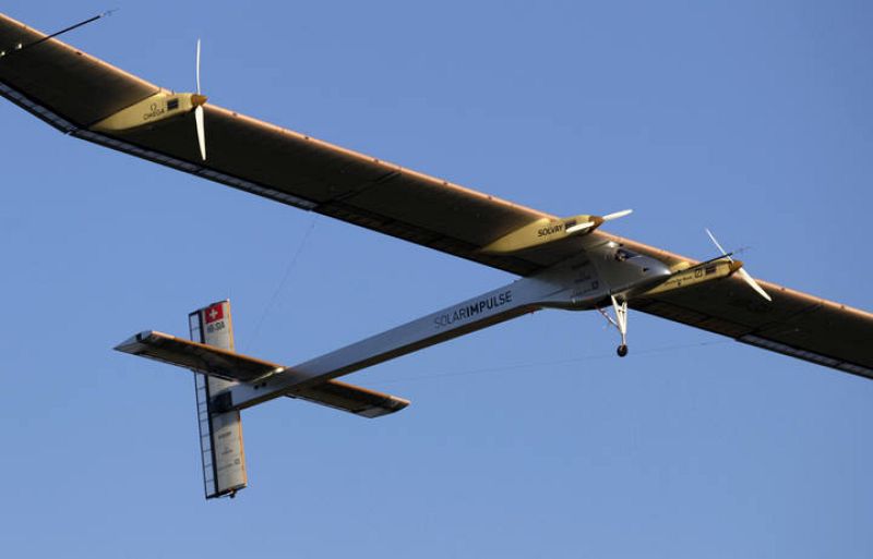 Durante su travesía diurna, el avión recargará sus baterías hasta su nivel máximo, para que cuando los rayos del sol cesen, pueda continuar con su marcha, prevista en este momento a una altitud de 1.500 metros.  