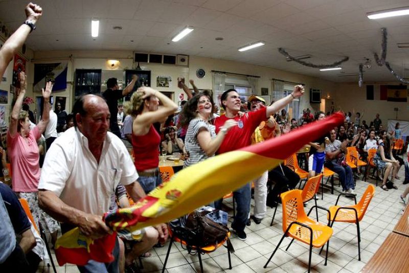 SEGUIDORES ESPAÑOLES SIGUEN LA SEMIFINAL DESDE REIMS