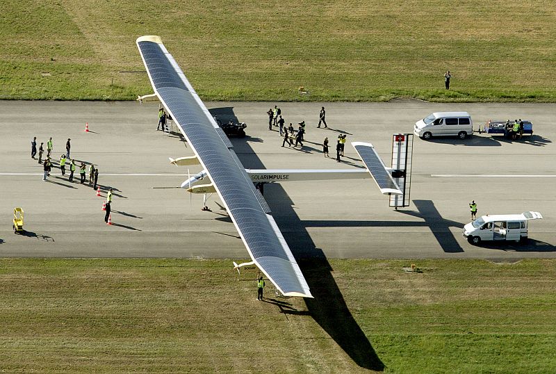 El "Solar Impulse" aterrizó hoy en el aeródromo de Payerne y completó así el primer vuelo nocturno de la historia, tras conseguir mantenerse en el aire 26 horas seguidas