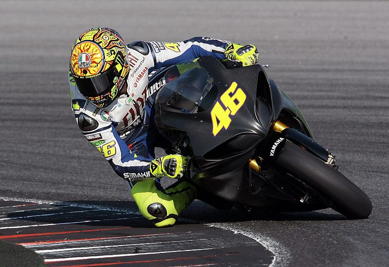 Rossi afronta una de las curvas del circuito de Misano.